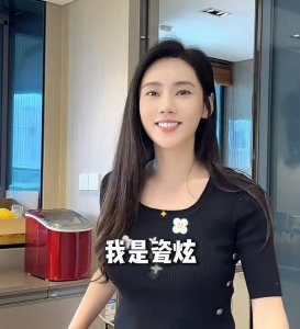 ​王鸥去秋瓷炫家做客，两人相识七年感情超好，一起制作紫菜包饭
