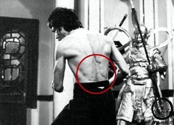 一组李小龙的珍贵训练照：背部肌肉夸张，图九放大后让人惊叹