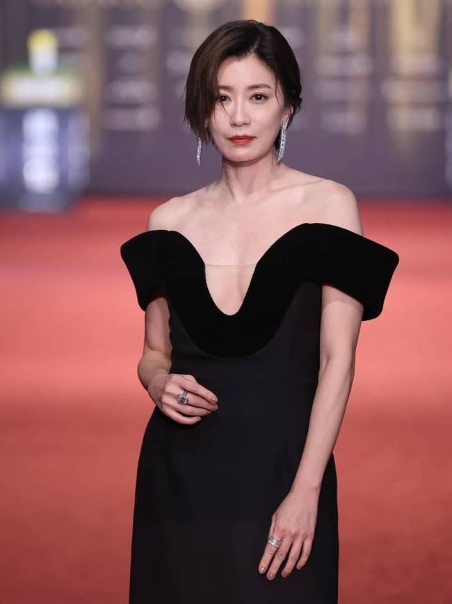 贾静雯穿深V黑裙诱惑迷人 又纯又欲胸口事业线吸睛