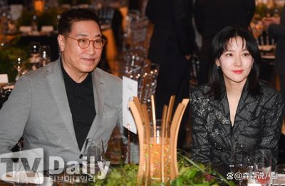​李英爱夫妇合体为黄政民颁奖，73岁百亿富商丈夫没有白发特显年轻
