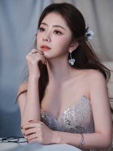 ​谭松韵穿抹胸水晶裙清新靓丽 似童话公主纯真无暇