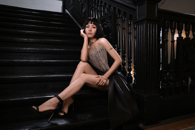 蔡依林穿抹胸皮裙妙曼多姿 齐刘海短发干练酷飒