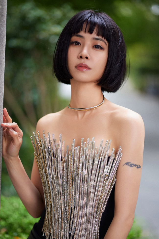 蔡依林穿抹胸皮裙妙曼多姿 齐刘海短发干练酷飒