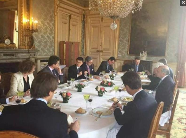 直击马云的饭局，一般人见不到，晚宴上敢玩扑克也只有马云了