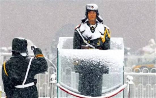 镜头下：冰天雪地中站岗的中国军人