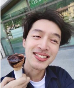 ​有种“跑偏”叫胡歌自拍，图一不算啥，看到图四：最高级的耍帅