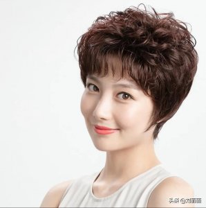 ​女人过了40岁，短发就选这几款，精致，典雅，显气质