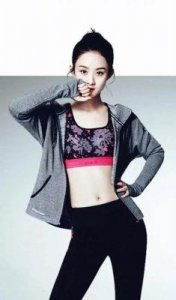 ​32岁辣妈赵丽颖公开瘦身秘籍，身材完美恢复，揭秘她的饮食秘诀