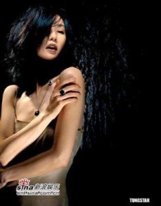 ​初冬之夜，张曼玉英国广告拍摄展现不减魅力与慈善之心
