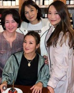 ​何超琼携姐妹亮相芭蕾舞晚宴，香港名媛盛会热闹开启