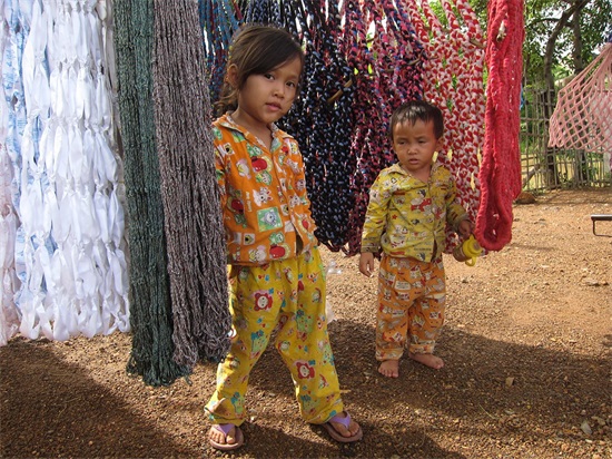 一组柬埔寨儿童生存状态的照片，你还不珍惜现在的生活吗？