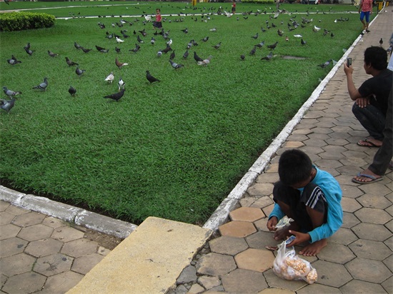 一组柬埔寨儿童生存状态的照片，你还不珍惜现在的生活吗？