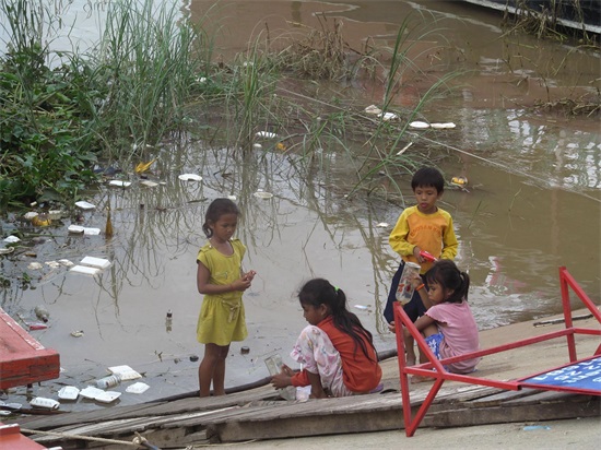 一组柬埔寨儿童生存状态的照片，你还不珍惜现在的生活吗？