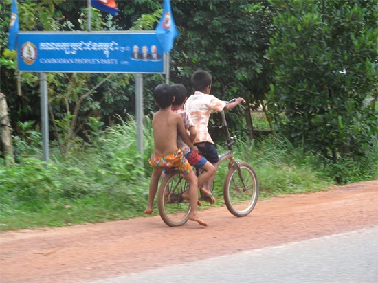 一组柬埔寨儿童生存状态的照片，你还不珍惜现在的生活吗？