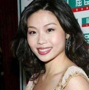 ​最丑香港小姐：入豪门与原配和睦相处，隐忍22年终成女子