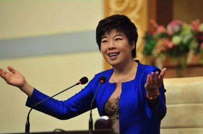 ​从国学大师到万人唾弃，被北大学生轰下台的于丹，究竟是为何？