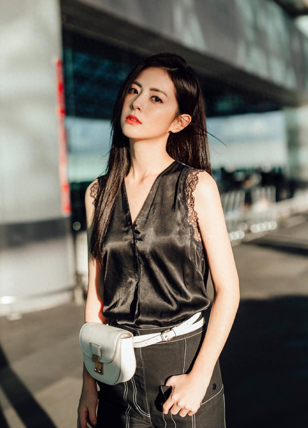 任家萱和任容萱现身台北机场,两人穿得优雅大气,妹妹大长腿赢了