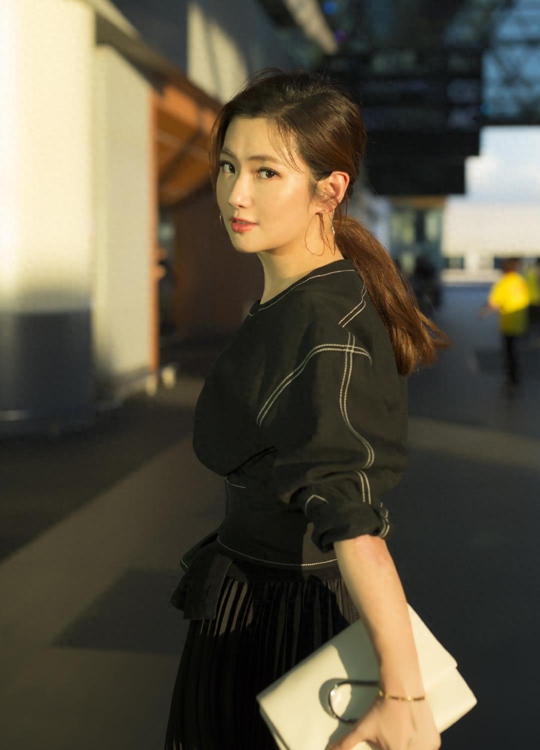 任家萱和任容萱现身台北机场,两人穿得优雅大气,妹妹大长腿赢了