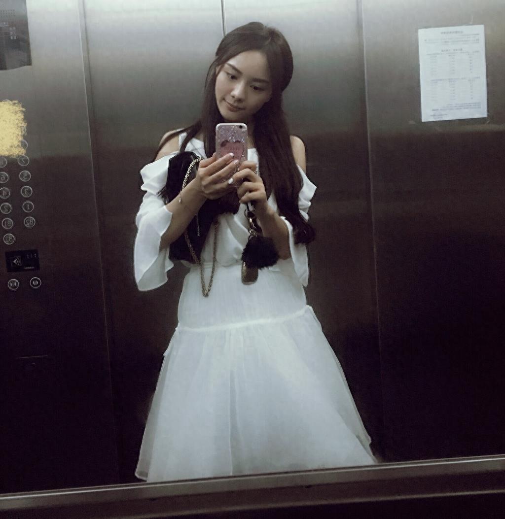 赵艺涵清纯大气，性格开朗阳光，多才多艺的她掌握多种民族乐器