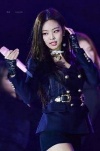​Jennie八年后重返音乐舞台，街头时尚造型引发网友热议