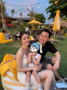 ​林峯浪漫策划粉红花海为妻子庆生，张馨月激动晒与公婆合照证实独特地位