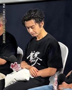 ​《戴假发的人》首日票房惨淡：黄晓明转型之路遇挑战