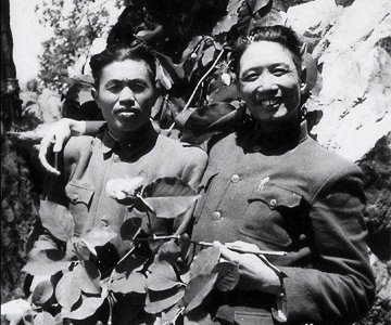 ​1976年，在皮定均将军的追悼会上，一老兵长跪不起，引起子女好奇