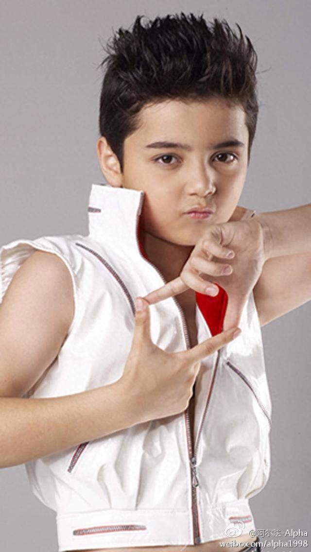 十年过去了，曾经从《星光大道》走红的童星阿尔法如今长这样