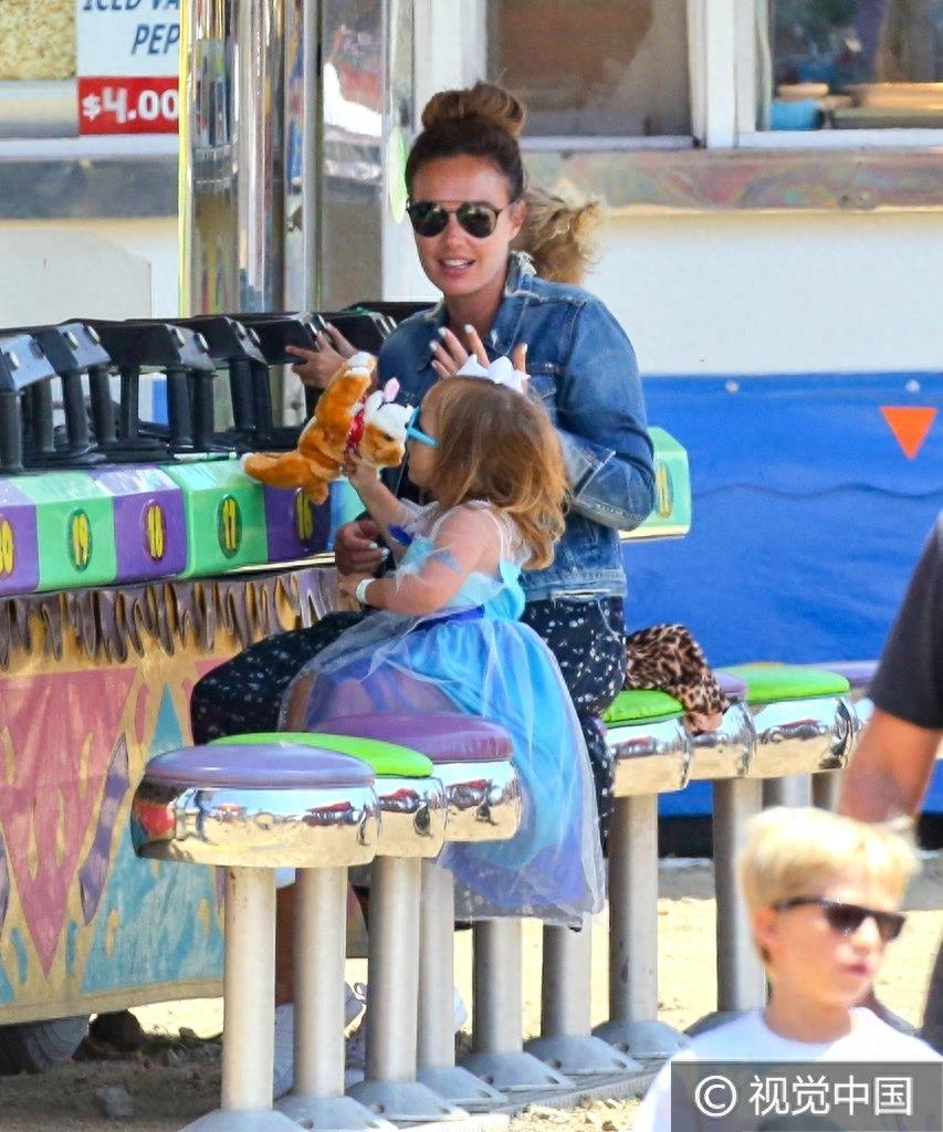 F1总裁女儿塔玛拉怀抱爱女一路“狂啃” 23亿小公主搂玩具狗爱不释手