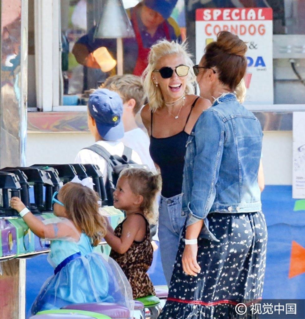 F1总裁女儿塔玛拉怀抱爱女一路“狂啃” 23亿小公主搂玩具狗爱不释手