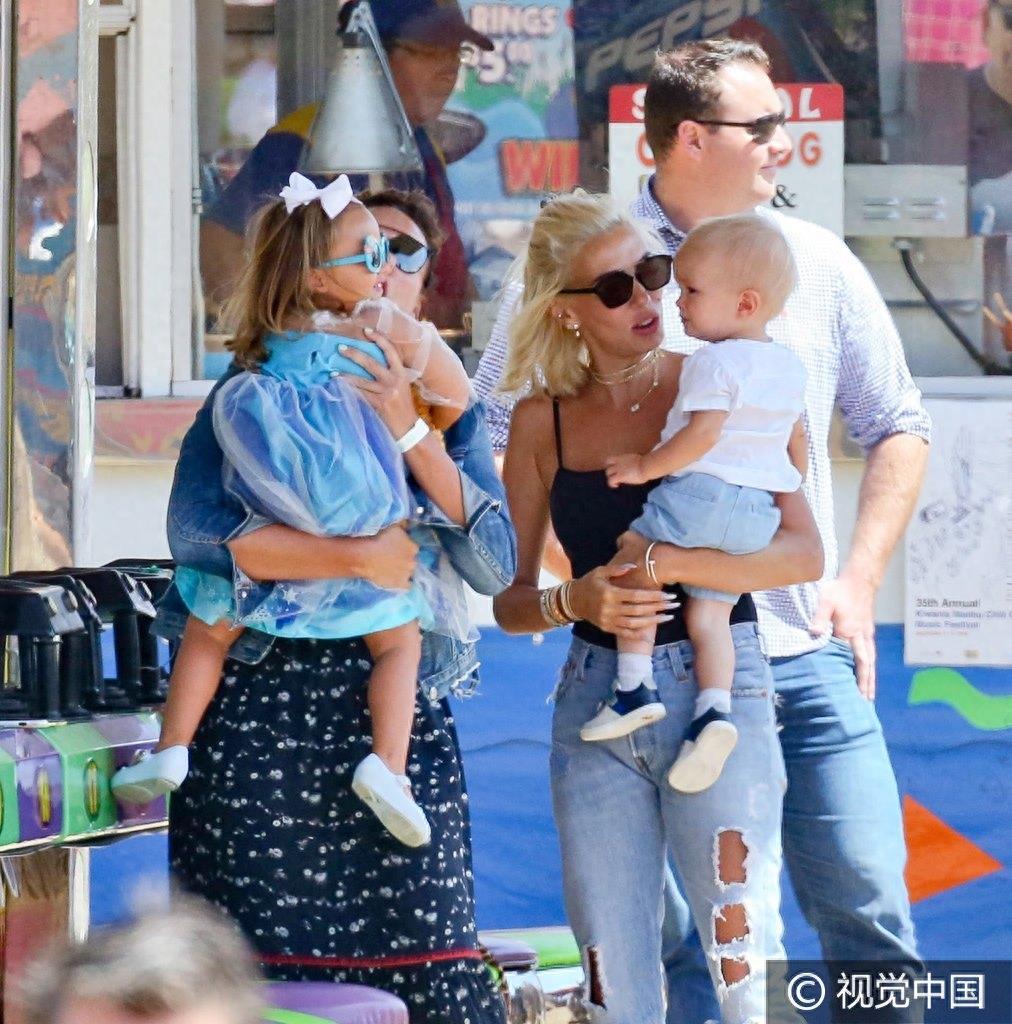 F1总裁女儿塔玛拉怀抱爱女一路“狂啃” 23亿小公主搂玩具狗爱不释手