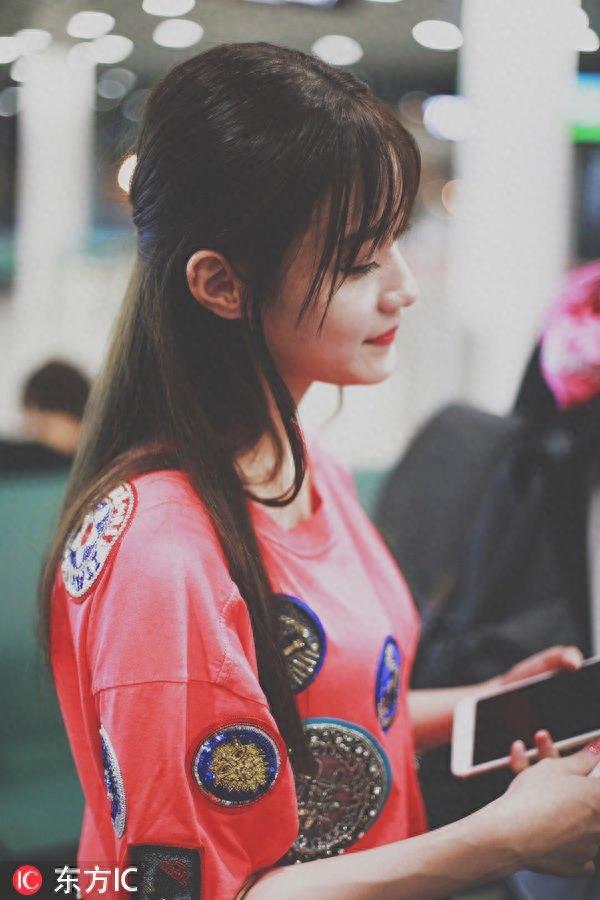 101女孩陈意涵机场凹奇怪造型 面对镜头360度无死角