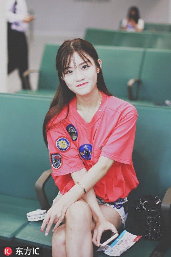 101女孩陈意涵机场凹奇怪造型 面对镜头360度无死角