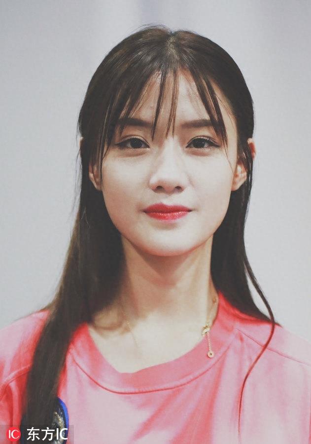 101女孩陈意涵机场凹奇怪造型 面对镜头360度无死角