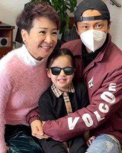 ​陈佩斯外甥女张嘉芸惊艳亮相，家族聚会引热议