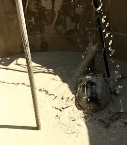 ​工地水鬼下井被困后不能救吗？为什么一定要派遣水鬼打捞钻头？