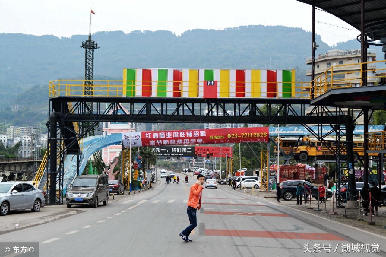 重庆“空中厕所”走红，公厕外观色彩绚丽 网友：我恐高
