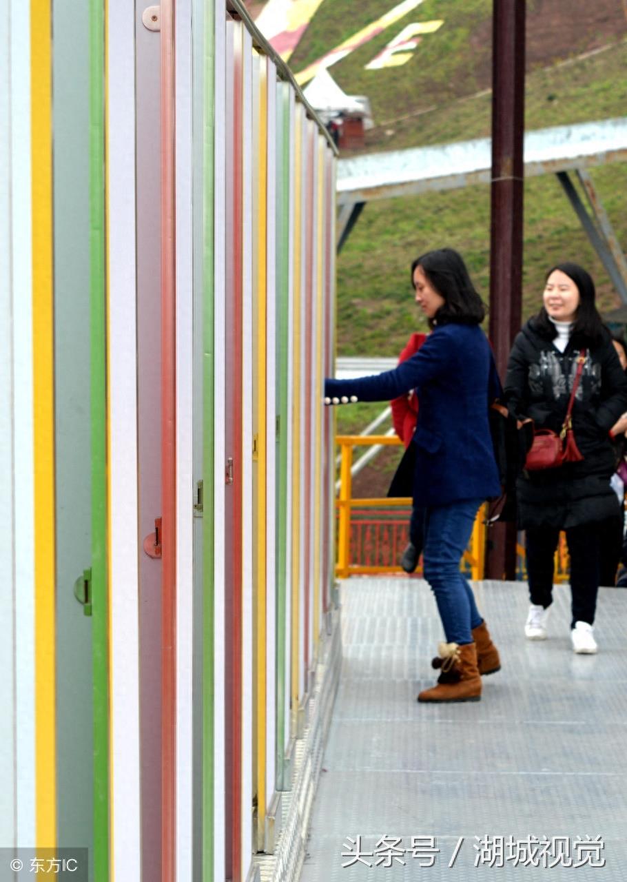 重庆“空中厕所”走红，公厕外观色彩绚丽 网友：我恐高
