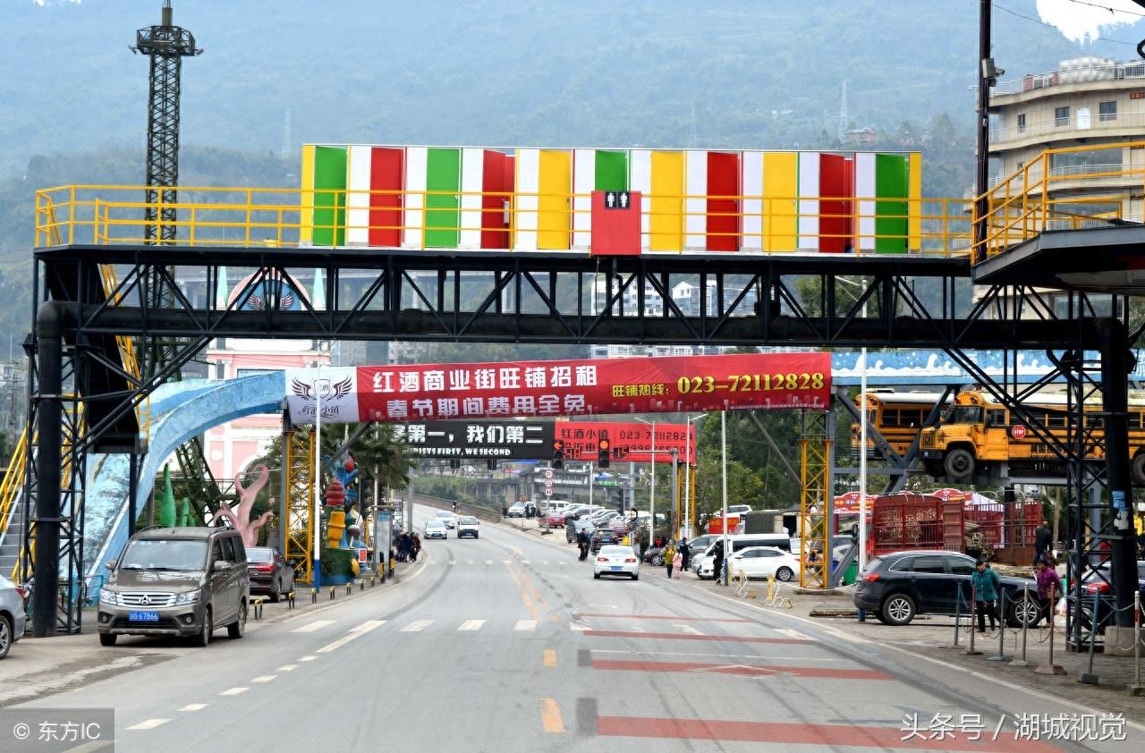 重庆“空中厕所”走红，公厕外观色彩绚丽 网友：我恐高