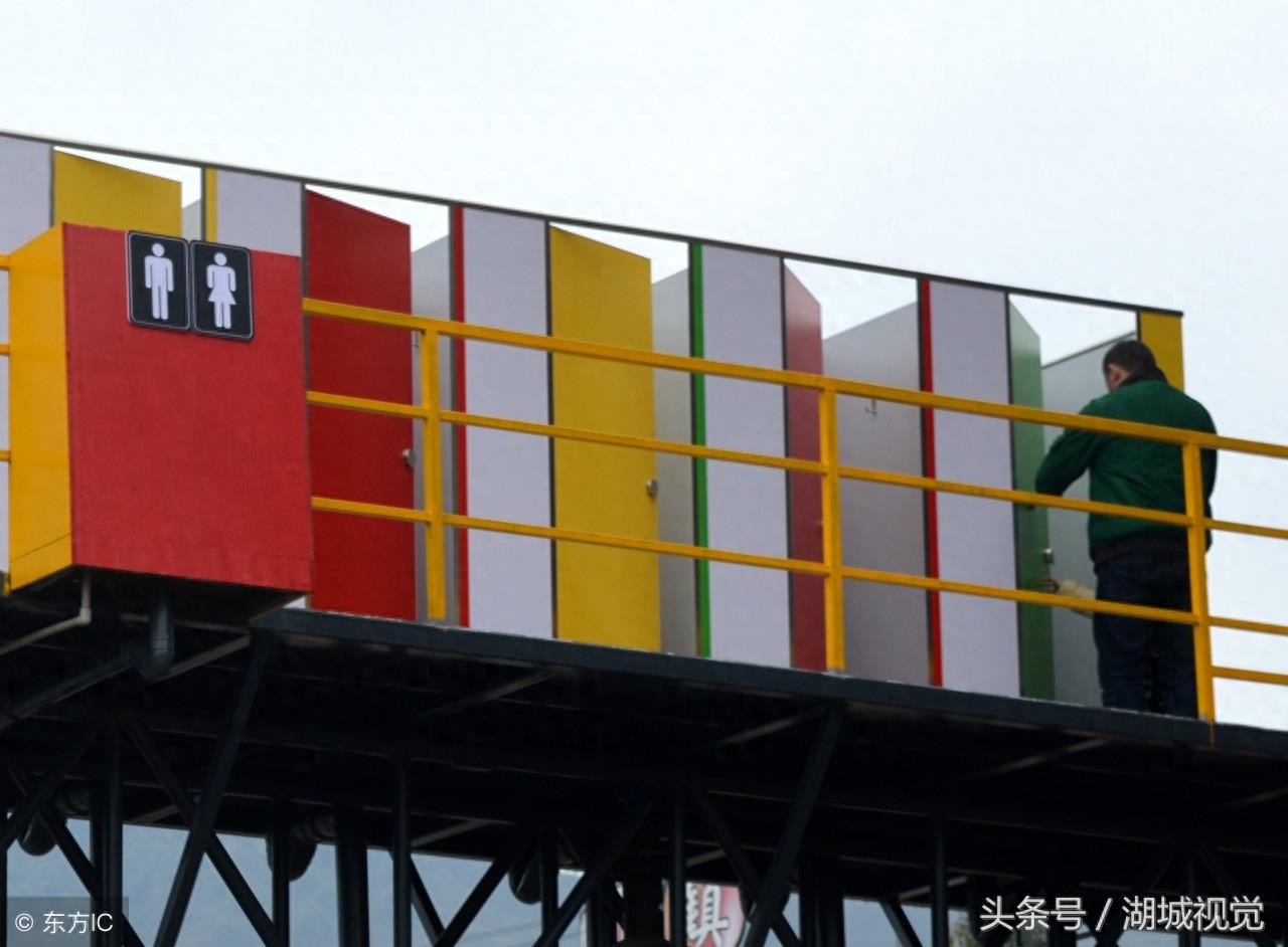 重庆“空中厕所”走红，公厕外观色彩绚丽 网友：我恐高