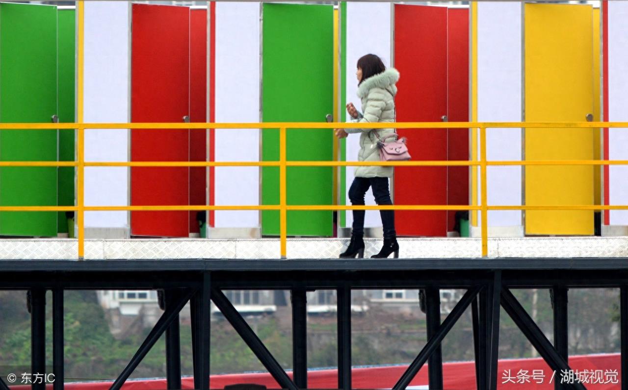 重庆“空中厕所”走红，公厕外观色彩绚丽 网友：我恐高