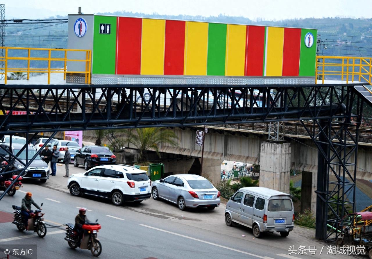 重庆“空中厕所”走红，公厕外观色彩绚丽 网友：我恐高