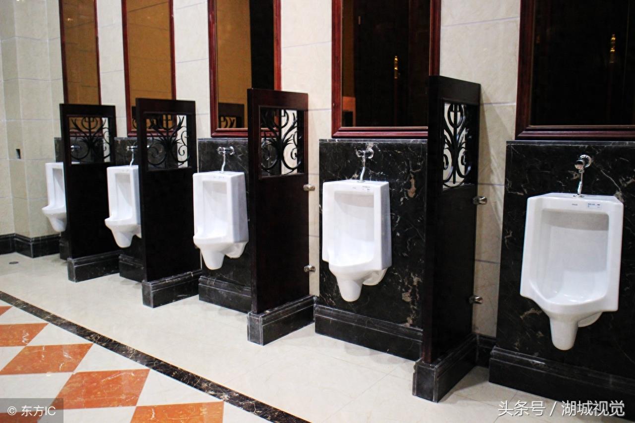 重庆“空中厕所”走红，公厕外观色彩绚丽 网友：我恐高