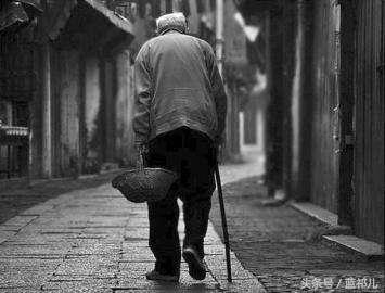 父亲的背影大合集，总有一张能勾起你对父亲的回忆