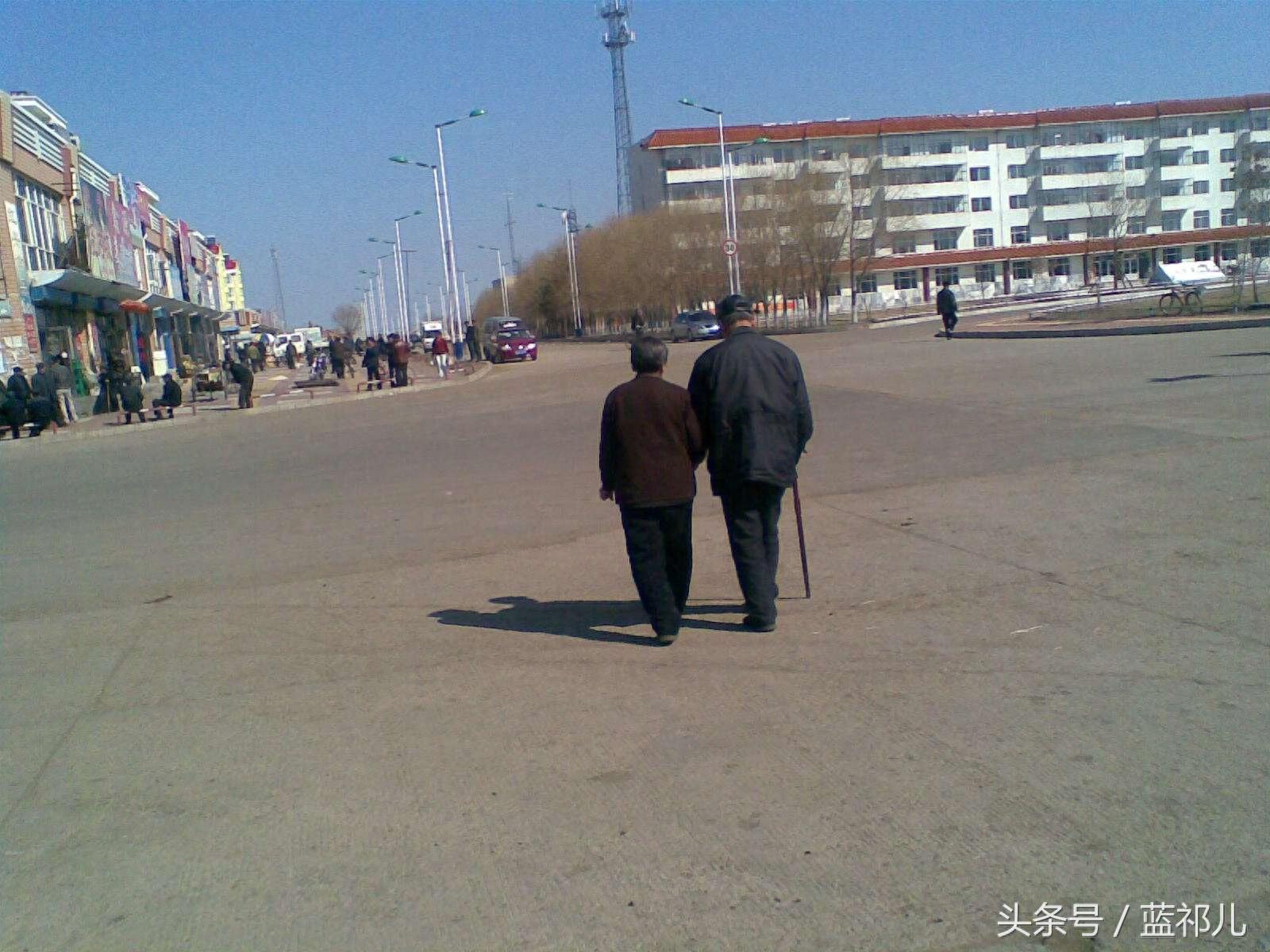 父亲的背影大合集，总有一张能勾起你对父亲的回忆