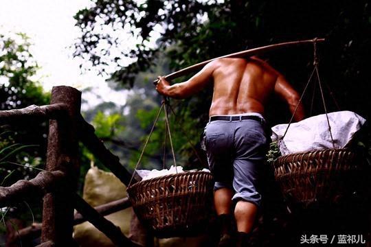 父亲的背影大合集，总有一张能勾起你对父亲的回忆