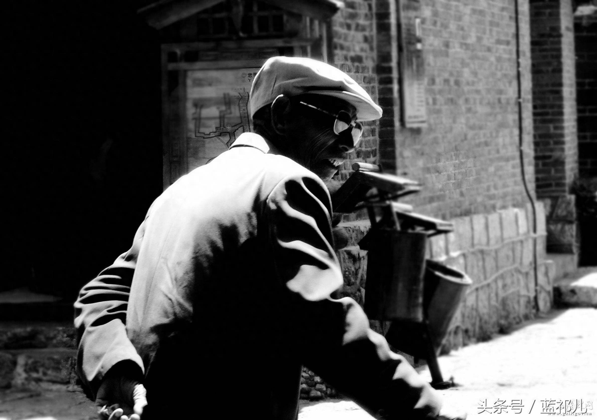 父亲的背影大合集，总有一张能勾起你对父亲的回忆