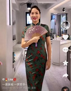 ​晋松小10岁妻子晒旗袍美照，身材凹凸有致有韵味，美貌不输明星