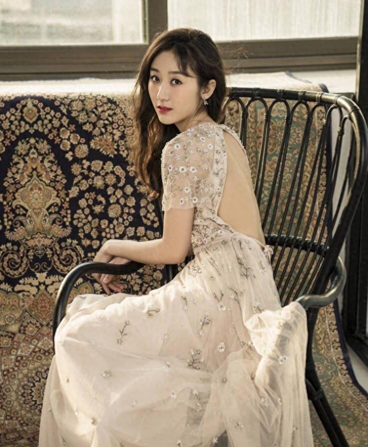 娇俏迷人，却也英姿飒爽，被誉为最美丽“警花”：蒋方婷