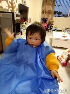 ​宝妈给1岁女宝宝剪的发型！朋友都说剪砸了！宝宝好委屈！